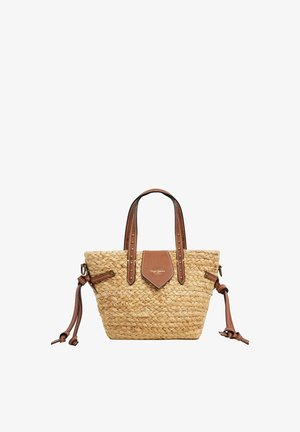 Geflochtene Strohtasche mit braunen Ledergriffen, Seitenschnüren und einem vorderen Lederklappe mit kleinem goldfarbenem Logo.