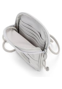 Portafoglio grigio con zip, dotato di più scomparti per carte, un interno liscio e una texture in tessuto. Presenta un anello per il fissaggio o il trasporto.