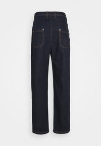 Los pantalones de mezclilla oscura tienen un diseño de pierna recta, dos bolsillos traseros con costuras visibles y un cierre clásico de botón en la cintura.