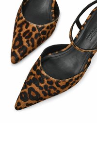 Décolleté a punta con stampa leopardata, realizzate in un morbido materiale simile alla pelle, marrone e nero. Presentano una fodera interna nera e sottili cinturini alla caviglia.
