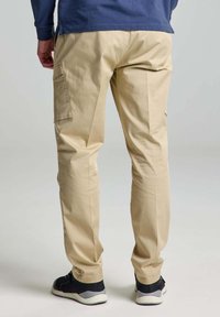 Beige cargobroek met zijzakken, gemaakt van katoen. Rechte pijpen met een gladde textuur en een subtiele naaddetail aan de achterkant.