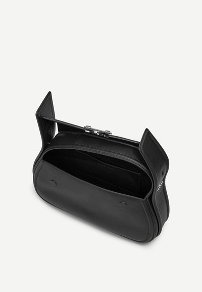 Sac à main en cuir noir avec un rabat ouvert, montrant un intérieur spacieux et une fermeture à clip argentée sur fond blanc.