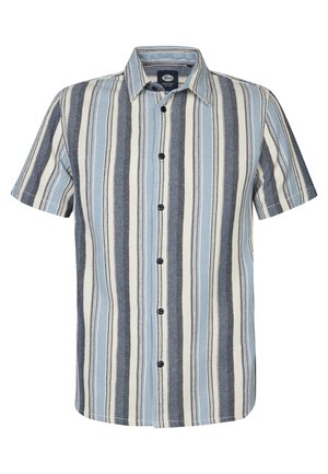 Camisa de botones de manga corta con rayas verticales en azul, marino y crema, que presenta un cuello regular y un tejido texturizado.