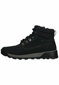 Bota negra de media caña hecha de ante con un collar de tela texturizada. Cuenta con suela de goma gris, ojales de metal y acentos de costura roja.
