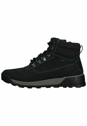 Bota negra de media caña hecha de ante con un collar de tela texturizada. Cuenta con suela de goma gris, ojales de metal y acentos de costura roja.
