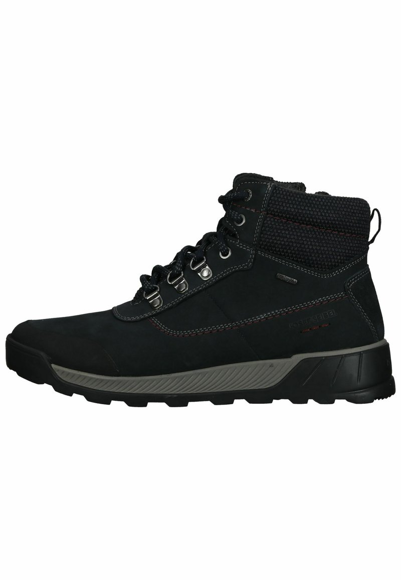 Bota negra de media caña hecha de ante con un collar de tela texturizada. Cuenta con suela de goma gris, ojales de metal y acentos de costura roja.