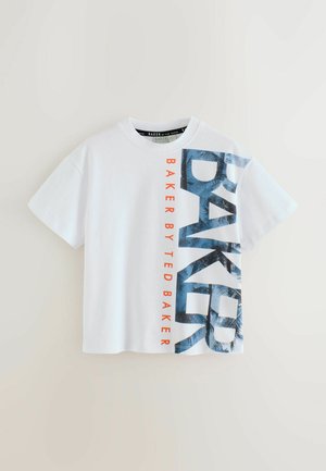 Tricou alb din bumbac, cu tipografie mare albastru și portocaliu, inscripția „BAKER” afișată proeminent și un model cu frunze de palmier pe o parte.