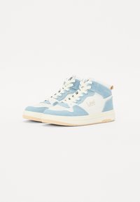 Sneakers de cano alto feitos de camurça azul e malha branca, com uma sola de borracha creme e atacadores, apresentando um pequeno logotipo de lado.