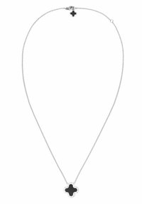 Collar de cadena de plata con un colgante central en forma de trébol negro, con un borde festoneado y cierre de gancho.