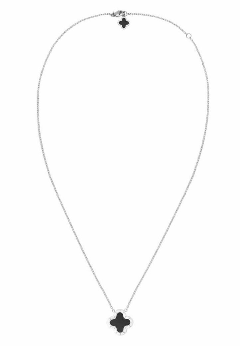 Collar de cadena de plata con un colgante central en forma de trébol negro, con un borde festoneado y cierre de gancho.