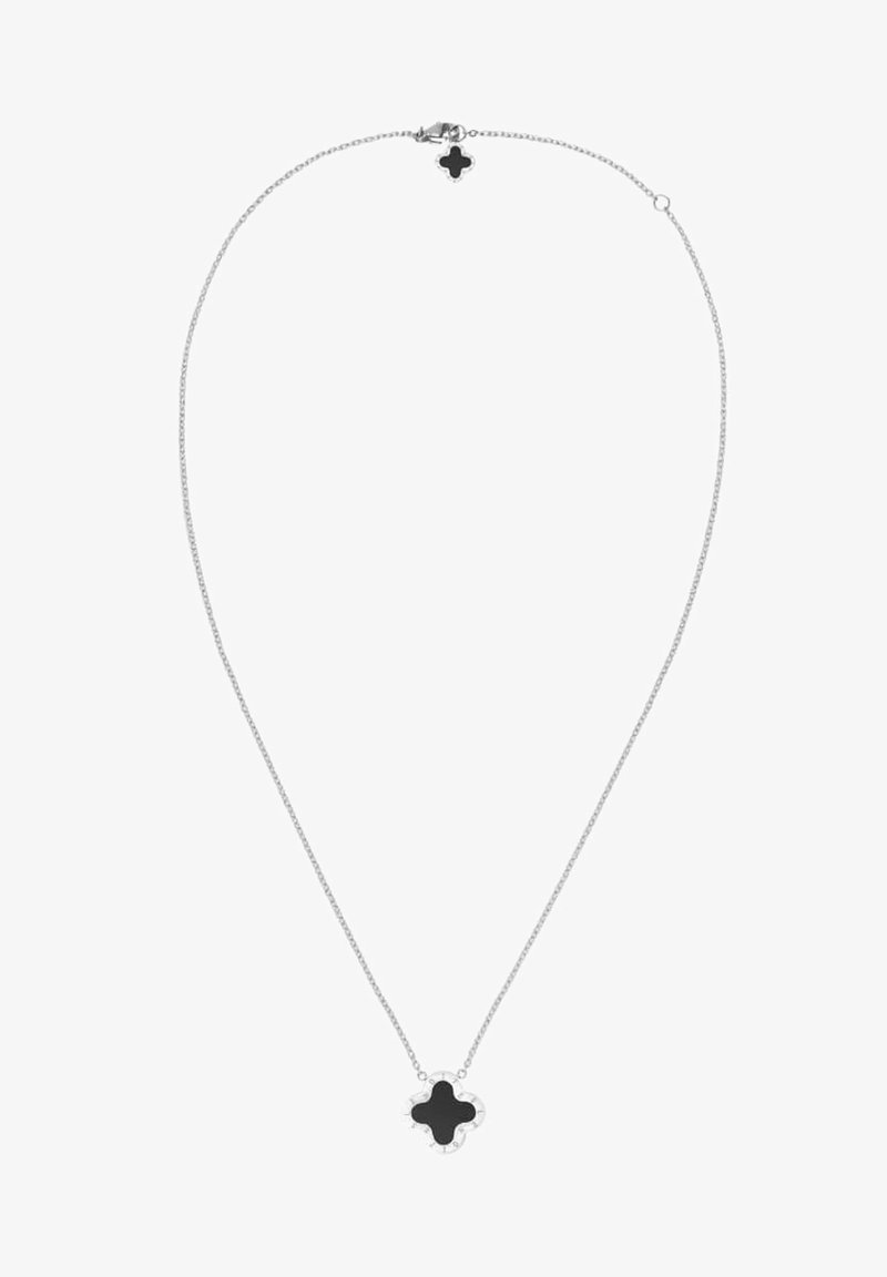 Collar de cadena de plata con un colgante central en forma de trébol negro, con un borde festoneado y cierre de gancho.