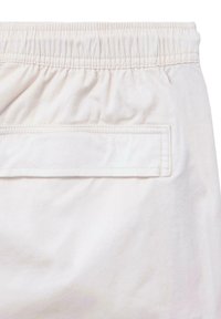 Weiße Baumwollshorts mit elastischem Bund, ausgestattet mit einer flachen Gesäßtasche, glatter Textur und einfachem Design.