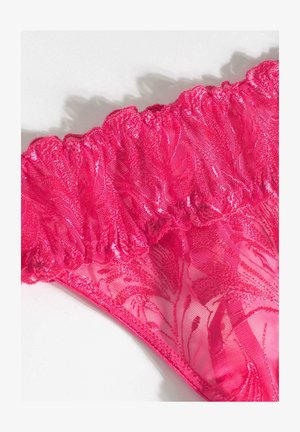 Różowa koronkowa bielizna z falbanami, z przezroczystym, kwiatowym wzorem i gładkim, elastycznym pasem. Szczegółowy i teksturowany materiał.