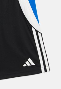 Cămașă sport neagră cu accente albastre și albe, textură catifelată, trei dungi albe pe lateral și un logo Adidas alb la tiv.