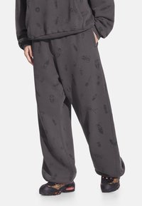Ciemnoszare spodnie dresowe o luźnym kroju, z nadrukiem rozrzuconych owadów i elastycznym pasem. Wykonane z miękkiego materiału.