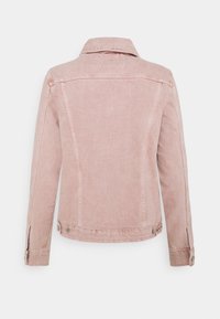 Chaqueta de mezclilla rosa con cuello clásico, mangas largas y dos puños con botón. Presenta detalles de costura y un diseño en el yugo trasero.