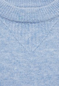 Hellblauer Strickpullover mit geripptem Kragen, strukturiertem Muster und einem markanten V-förmigen Detail am Ausschnitt.