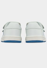Λευκά αθλητικά παπούτσια με ανοιχτό μπλε λεπτομέρειες, λείο συνθετικό υλικό, στρογγυλεμένο σχήμα, επίπεδη ελαστική σόλα και λουριά με βέλκρο.