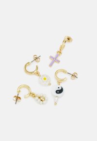 Conjunto de brincos em tom de ouro apresentando vários designs: uma cruz lavanda, uma flor branca, símbolo yin-yang e detalhes de contas texturizadas.