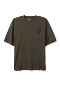 Camiseta de algodón verde oliva con mangas cortas, cuello redondo y un pequeño estampado negro en la zona del pecho izquierdo. Textura de tela suave.