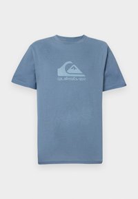 Himmelblå t-skjorte med korte ermer, prydet med en lyseblå Quiksilver-logo av en bølge og fjell.