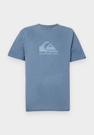 Hemelsblauwe t-shirt met korte mouwen, voorzien van een lichtblauw Quiksilver-logo van een golf en berg.