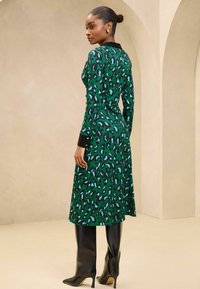 Lipsy ANIMAL PRINTED LONG SLEEVE - Džersio suknelė - green