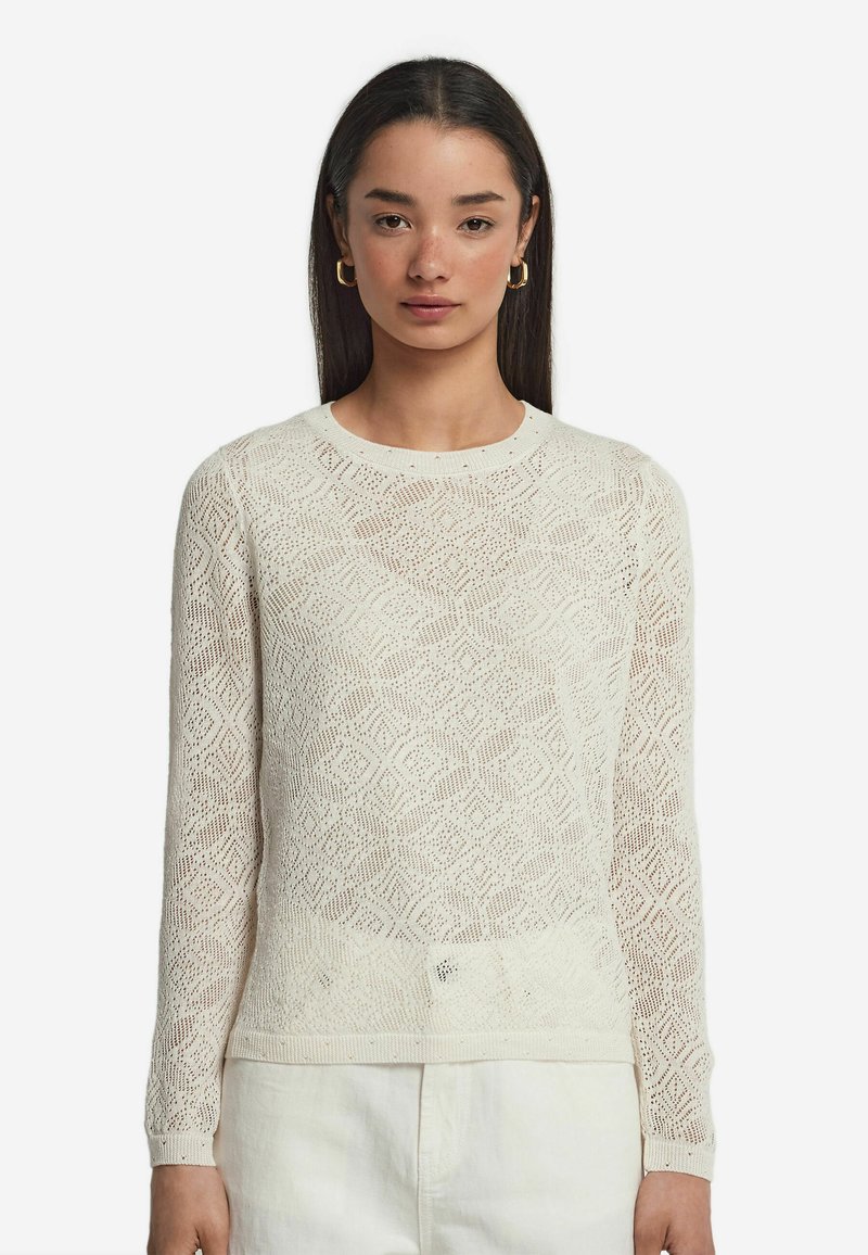 Tröja i stickad design i off-white, med ett strukturerat diamantmönster, långa ärmar och en klassisk rund halsringning. Lätt och ventilerande.