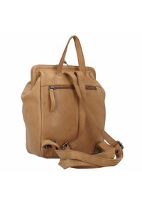 Sac à dos en cuir tan avec des poignées supérieures et une bandoulière réglable. Il comporte une poche zippée à l'avant et une texture lisse.