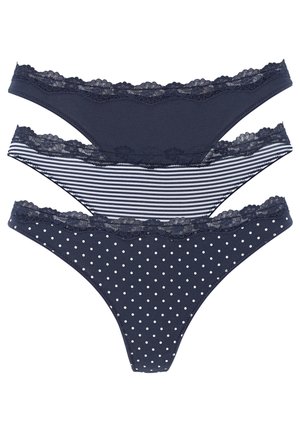 Tres pares de tangas azul marino con detalles de encaje. Uno liso, uno a rayas y uno con lunares blancos. Textura de tela suave en todo.