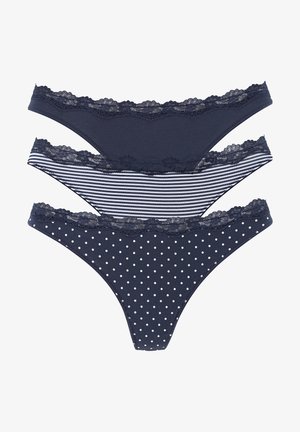 Tres pares de tangas azul marino con detalles de encaje. Uno liso, uno a rayas y uno con lunares blancos. Textura de tela suave en todo.