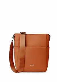 Hnědá veganská kožená crossbody taška s hladkým povrchem, dvěma předními kapsami, nastavitelným popruhem a stříbrným logem.
