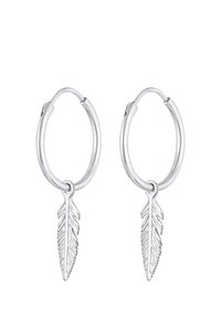 Sølv øreringe i bøjleform med hængende bladformede vedhæng, detalieret med en ribbet tekstur og naturalistisk design.