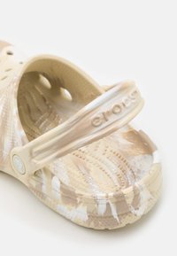Crocs Šľapky - bone/multi-coloured