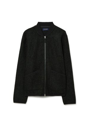 Giacca bomber verde scuro in tessuto strutturato con zip frontale, colletto a coste nero e due tasche frontali. Silhouette casual e design semplice.