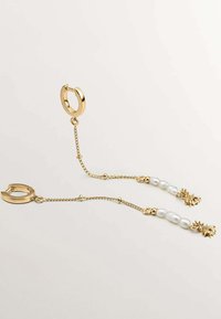 Pendientes de aro de oro con acentos de perlas, que presentan un diseño de eslabones de cadena y detalles florales en los extremos. Textura suave con acabado brillante.