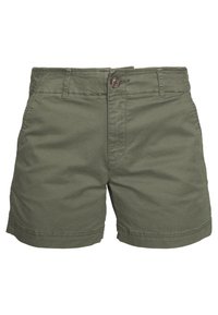 Shorts en coton verts à coupe droite, dotés d'une fermeture à bouton à l'avant et de passants de ceinture. Le tissu présente une texture lisse et des détails minimaux.