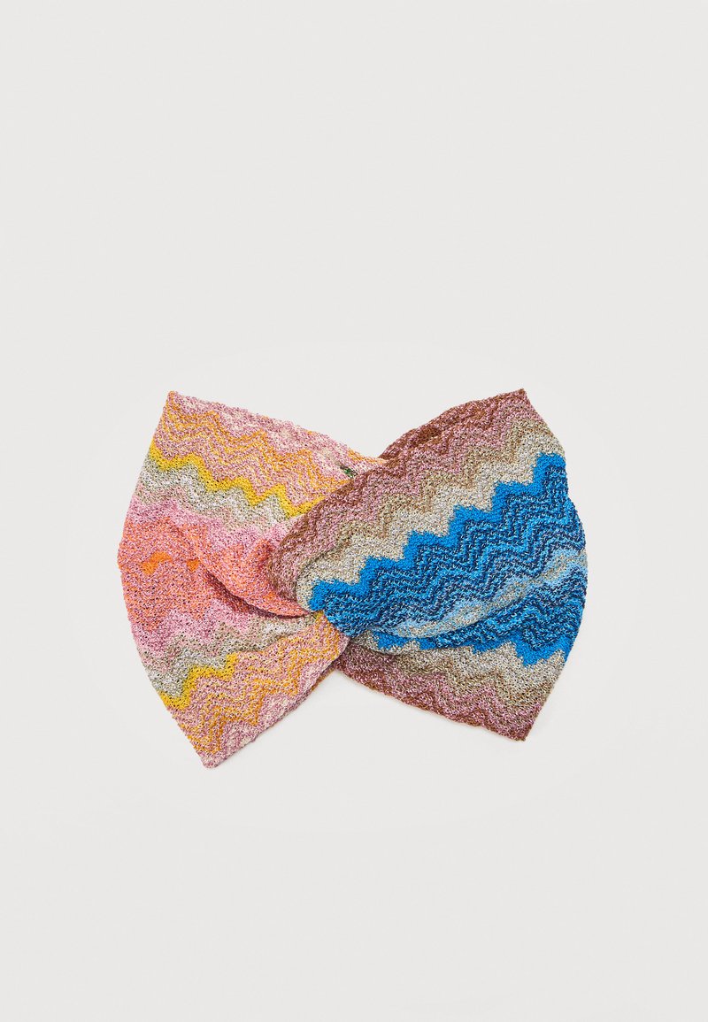 Πλεκτή κορδέλα κεφαλής με στριφτό κόμπο, με ζιγκ ζαγκ μοτίβο σε ροζ, κίτρινο, πορτοκαλί, μπλε, μπεζ και καφέ χρώματα σε λευκό φόντο.