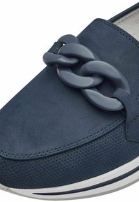 Navyblauwe leren schoen met geperforeerde textuur, voorzien van een grote grijze kunststof kettingdetail over de voorkant en een witte zool.