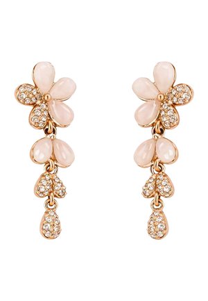 Pendientes en tono dorado con forma de flor, con pétalos de esmalte rosa y detalles decorados con cristales, con motivos colgantes en forma de lágrima y hoja.