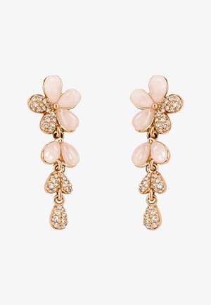 Pendientes en tono dorado con forma de flor, con pétalos de esmalte rosa y detalles decorados con cristales, con motivos colgantes en forma de lágrima y hoja.
