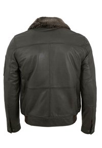 Schwarze Lederjacke mit einem mit Fell gefütterten Kragen, ausgestattet mit einem gesteppten Rückendesign und genähten Details an Schultern und Ärmeln.