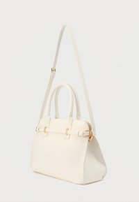 Λευκή δερμάτινη τσάντα χειρός με δύο πάνω χερούλια, ρυθμιζόμενο μακρύ λουράκι ώμου και χρυσές λεπτομέρειες με αγκράφα σε απλό φόντο.