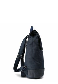Bolso de tela azul oscuro con forma cónica, que presenta una superficie texturizada, un fondo de cuero y una correa ajustable. El cierre superior es deslizante.