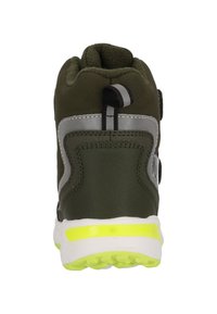 Grüner, synthetischer High-Top-Schuh mit grauen Akzenten, gepolstertem Kragen, sicherem Riemenverschluss und leuchtend gelber Außensohle. Strukturiertes, strapazierfähiges Material.