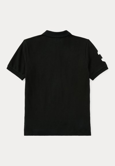 Musta lyhythihainen poolopaita, jossa on klassinen kaulus ja pieni valkoinen geometrinen kuvio oikeassa hihassa, nähtynä takaa.