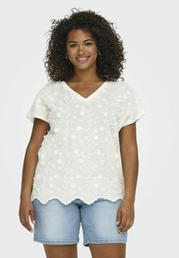 ONLY Carmakoma V-AUSSCHNITT CURVE  - Camiseta estampada - cloud dancer