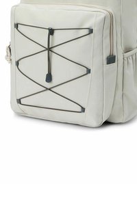 Mochila gris claro con una tela texturizada, compartimento principal con cremallera y un detalle de cordón elástico en la parte frontal para mayor almacenamiento.