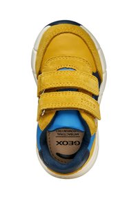 Geel sneaker met een mix van suede en stoffen materialen, dubbele klittenbandsluitingen, blauwe accenten en een gevoerde binnenkant.