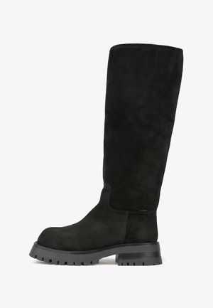 Bota de camurça preta até ao joelho com sola de borracha plana. Apresenta uma textura suave, bico arredondado e costura simples ao longo das costuras.